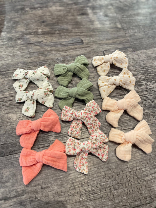 Muslin bow clips