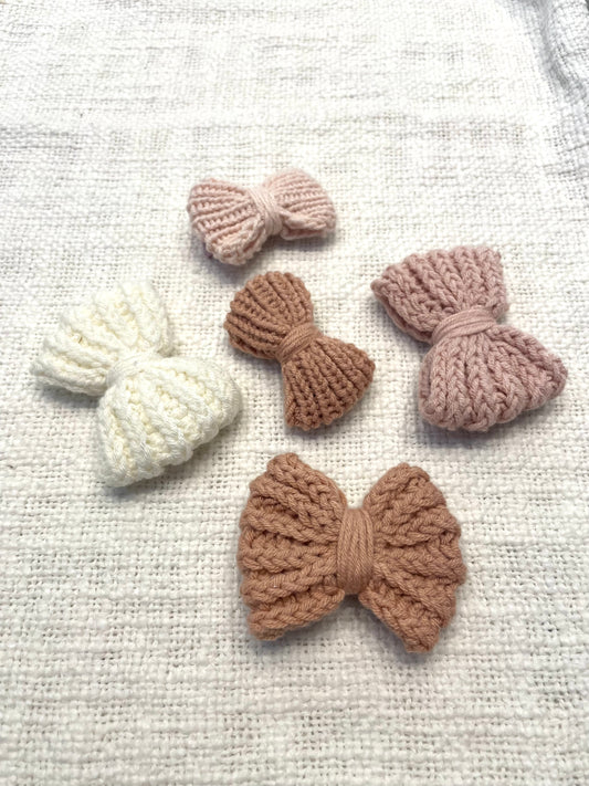 Knitted bow clips