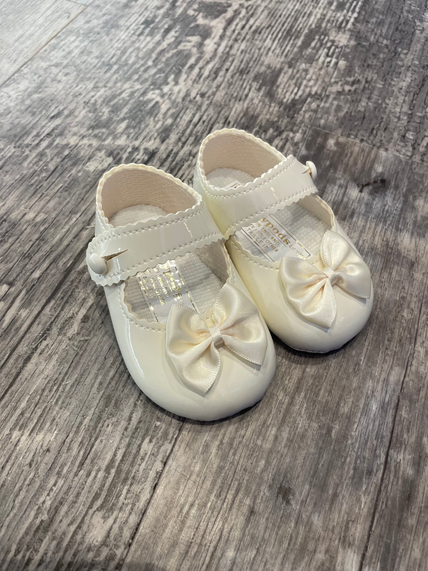 Cream bow pram shoes