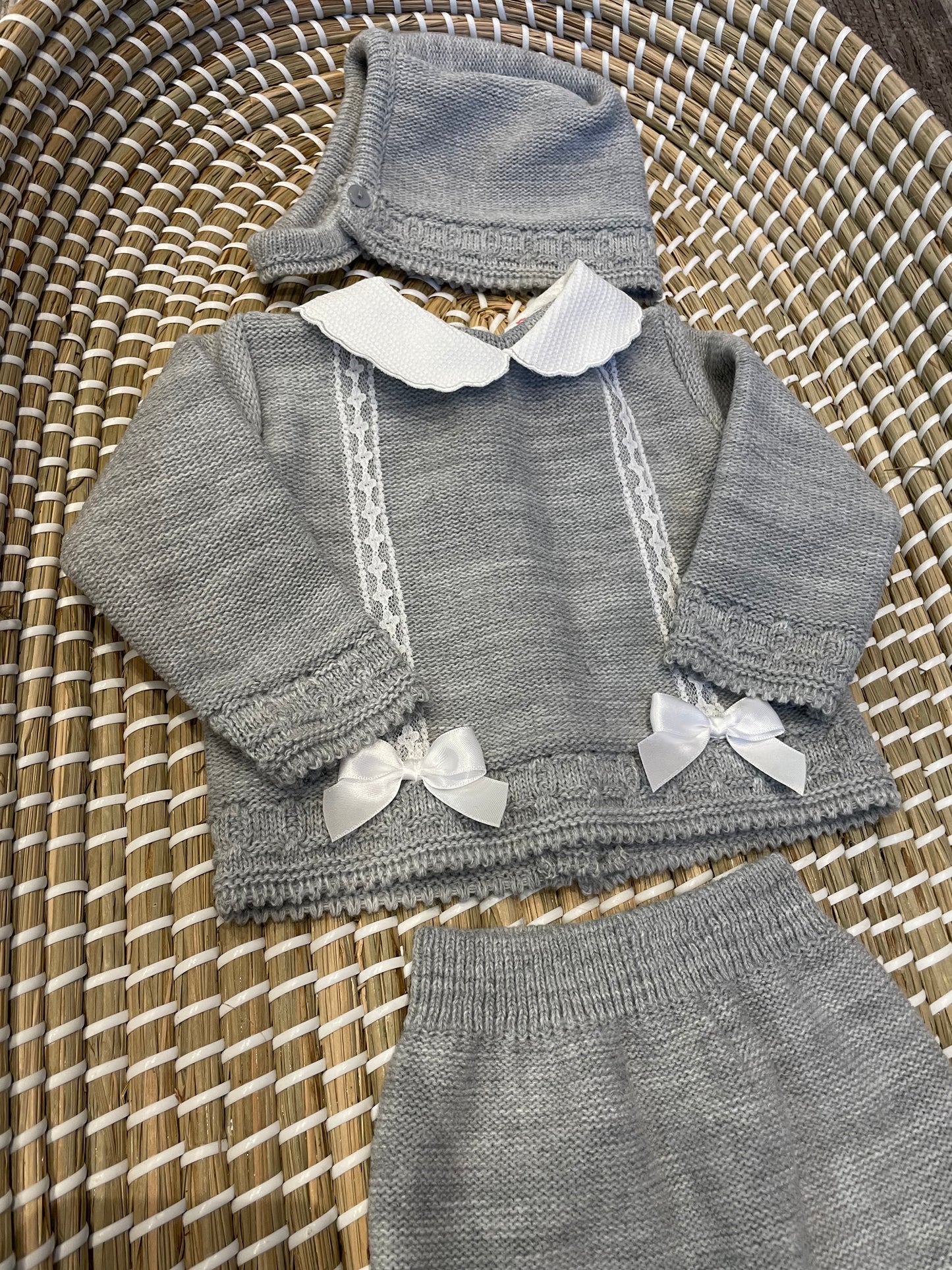 The new born knitted set - grey with white bows