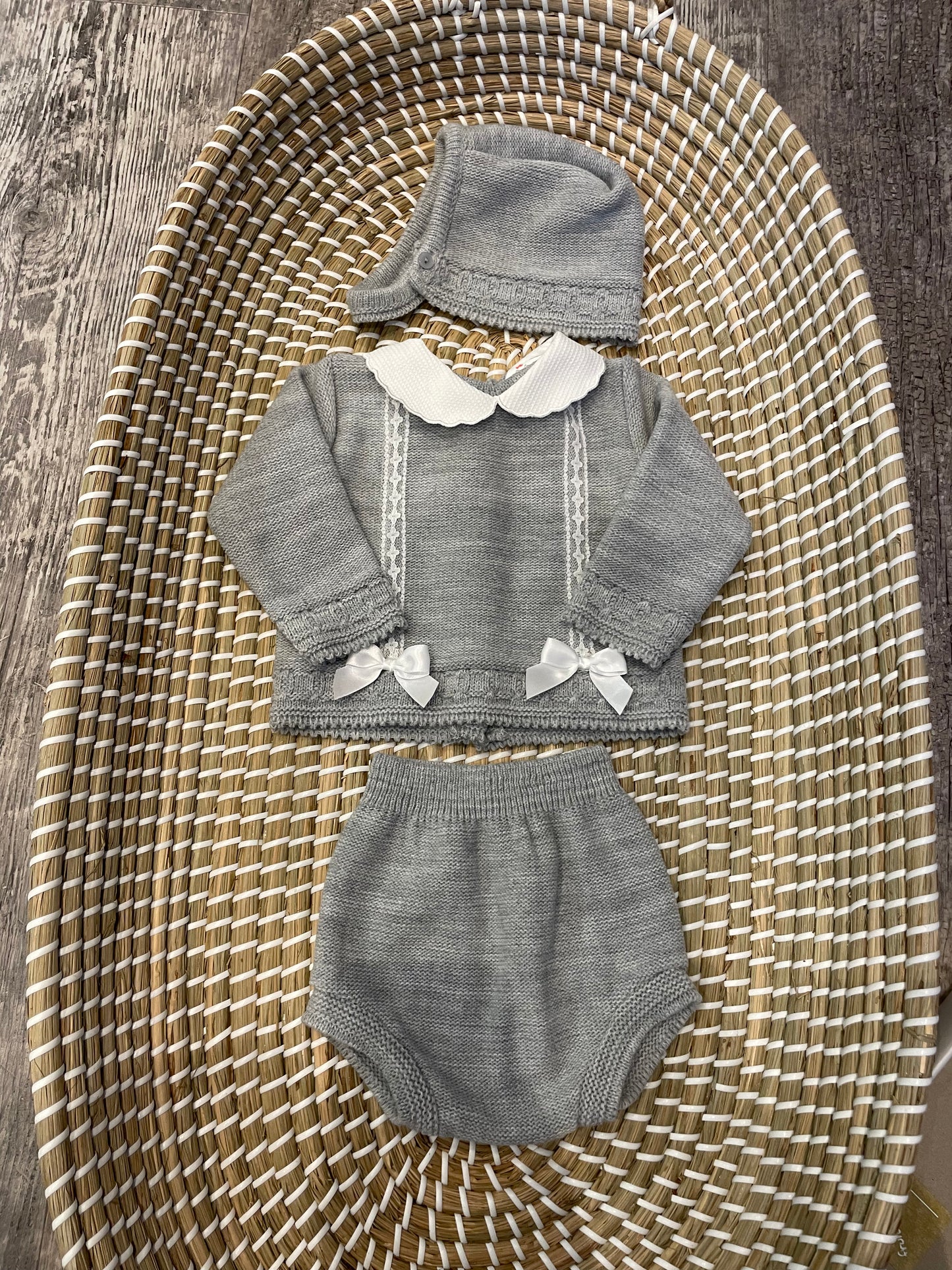 The new born knitted set - grey with white bows
